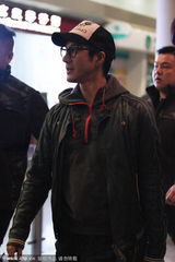 组图：王力宏抵京剪刀手卖萌 娇妻墨镜遮面严肃