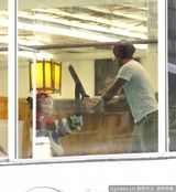 组图：小贝空手道课表情严肃 被儿子乱棍猛打忙逃跑