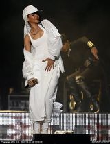 组图:蕾哈娜阿联酋开唱入乡随俗穿白袍收起性感