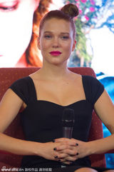 组图：《阿黛尔》女主亮相北京 黑裙红唇惹火