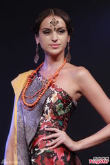 组图：霍启山绯闻女友性感走秀 拒谈郭晶晶怀孕