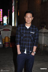 组图：陈伟霆阿Sa(蔡卓妍)情侣生日会 英皇老板携夫人出席