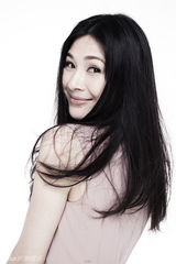 组图：童蕾时尚大气写真诠释唯美女人味