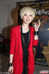 组图：黄真真宣传《那五年》张孝全不敢秀肌肉