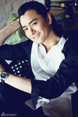 组图：王雨复古写真率性洒脱变谜样熟男