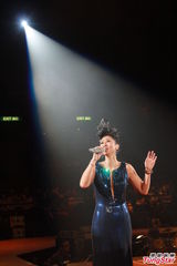 组图：叶倩文一家三口合唱 林青霞素颜到场欣赏