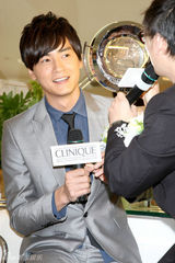 高清组图：郑元畅代言护肤品 自曝喜欢白皙女孩