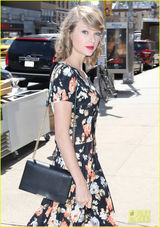 组图：泰勒复古裙秀纤细腰身 袅袅婷婷娇艳如花