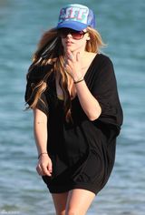 高清组图：艾薇儿法国度假 白天休闲夜晚疯狂