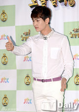 组图：SHINee温流王子装扮宣传新剧 对演技自信