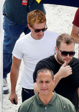 组图：乔什-哈切森金发现身《饥饿游戏2》片场