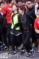 组图：宋智孝等参加长跑活动 俊美夫妇携手亮相