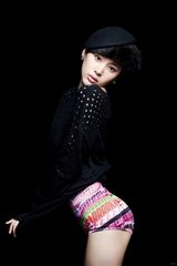 组图：王子文封面大片展率性暖冬气质