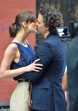 组图：凯拉-奈特利为新片拍摄浪漫吻戏