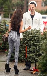 组图：人妻考特尼疑背老公偷腥 挺巨波勾引帅男