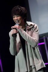 幻灯图：信发专辑唱多首新歌 宁浩邀其合拍电影