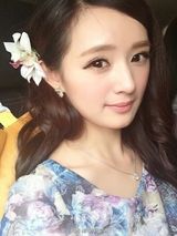 组图：女子酷似杨幂  网友直呼傻傻分不清