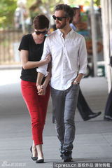 组图：海瑟薇街头依偎老公 十指紧扣晒甜蜜爱情