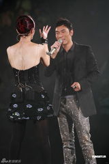 组图：杨千嬅巡回演唱会完结 压轴演出造型百变