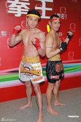 组图：《拳王》记者会 郑嘉颖黄浩然裸上身秀肌肉