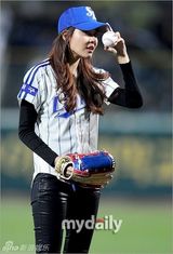 组图：韩国女艺人金荷娜担任棒球比赛开球嘉宾