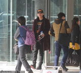 组图：佟丽娅素颜现身酒店 与陈思诚出双入对