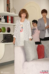 组图：唐禹哲Darren搞笑逗趣 新剧上演滚床秀