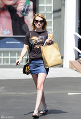 组图：艾玛-罗伯兹街拍 T恤搭配牛仔短裙