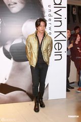 组图：官恩娜金色小洋装亮相 自曝喜买花哨内衣