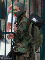 组图:朱莉养子马克多斯迷彩服配散弹枪帅气十足