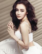 组图：韩国女艺人黄宇瑟慧身着内衣拍珠宝写真