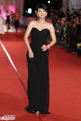 组图：六月与老公李易金钟红毯亲吻秀甜蜜