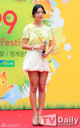 组图：韩女星Clara任宣传大使亮黄装俏丽