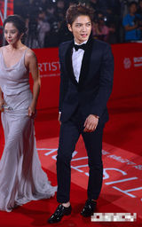 组图：在中和宋智孝亮相红毯酷劲十足