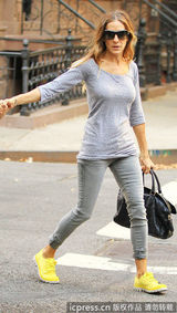 组图：帕克送爱女上幼儿园 双胞胎姐妹模样水灵