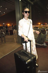 组图：宋佳赴米兰时装周 透视蕾丝装俏丽时尚