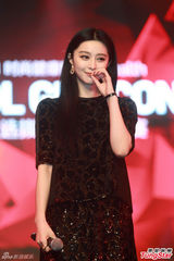 组图：范冰冰助阵COOLGUY 遇痴情粉丝胸前签名