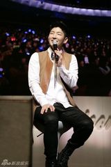 高清组图：李准基退伍纪念粉丝见面会 露幸福表情