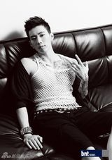 组图：朴宰范写真露腹肌显野性魅力