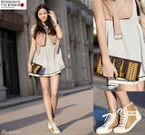 明星爱街拍：白色裸色连衣裙VS男士夏日休闲装