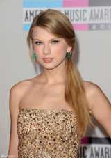 高清组图：泰勒-斯威夫特性感抹胸亮片礼服亮相
