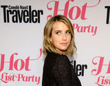 高清图：艾玛-罗伯兹干练装扮助阵旅游杂志派对