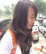 组图：闫妮15岁女儿近照曝光 靓丽可人