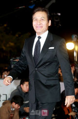 组图：安圣基亮相大钟红毯 亲切展笑容