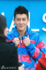 幻灯图：陈冠希北京搞怪代言 忙捞金不正面回应复出