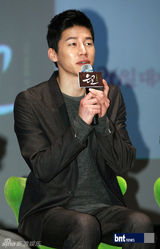 组图：朴海日金高恩等出席影片《银娇》发布会