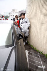 幻灯图：侯佩岑录节目避谈婚讯 吴宗宪代媒体恭喜