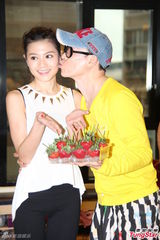 组图：周秀娜获两男托举空中一字马 甜蜜喂草莓