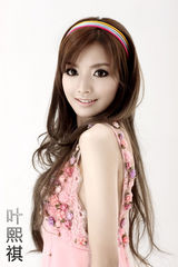 幻灯图:叶熙祺粉色罗裙似花仙子 美腿修长送秋波