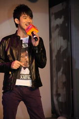 幻灯：吴建飞携三“天使”亮相 谈新片《澳门往事》